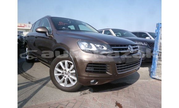 Buy Import Volkswagen Touareg Brown Car in Import - Dubai in Akmecet