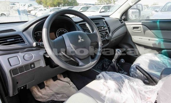 Buy Import Mitsubishi L200 White Car in Import - Dubai in Akmecet