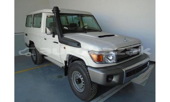 Buy Import Abarth 595 White Car in Import - Dubai in Akmecet