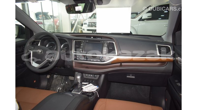 Big with watermark toyota highlander akmecet import dubai 1930