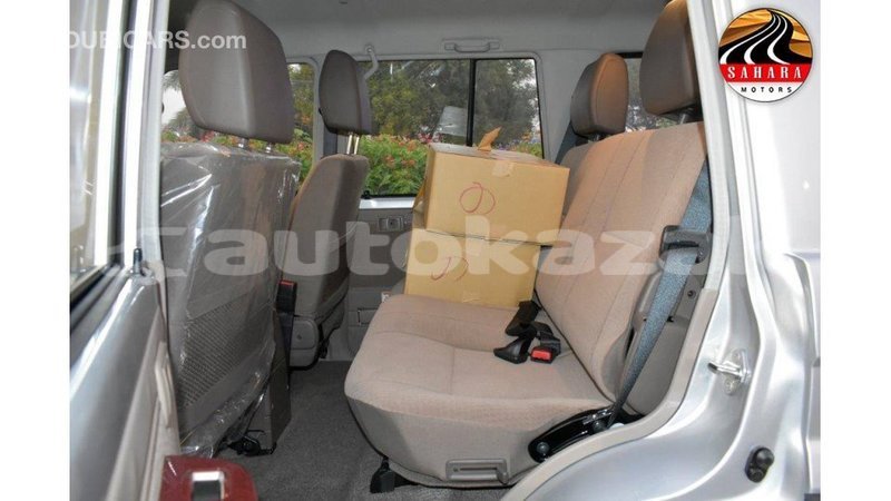 Big with watermark toyota land cruiser akmecet import dubai 1982