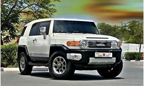 Buy Import Toyota FJ Cruiser White Car in Import - Dubai in Akmecet