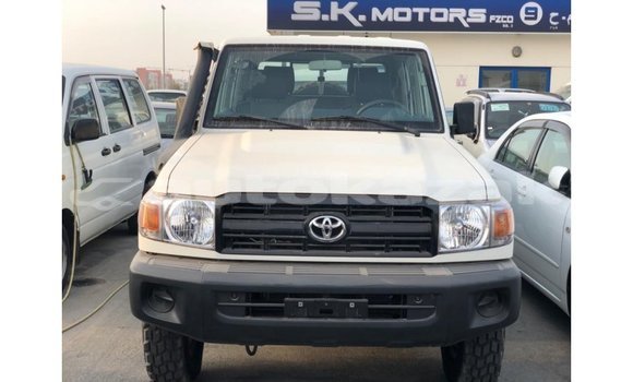Buy Import Toyota Land Cruiser White Car in Import - Dubai in Akmecet