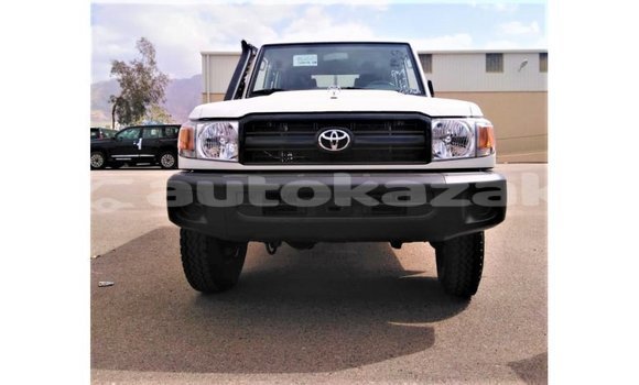 Buy Import Toyota Land Cruiser White Car in Import - Dubai in Akmecet