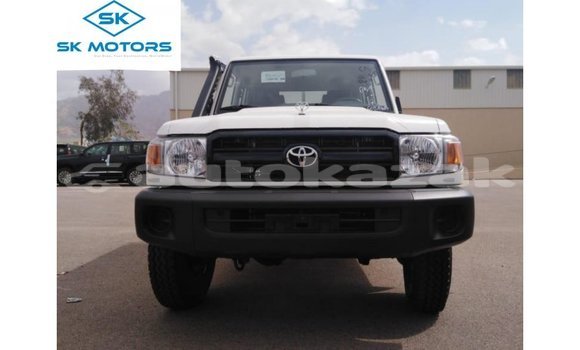 Buy Import Toyota Land Cruiser White Car in Import - Dubai in Akmecet