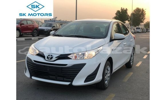 Buy Import Toyota Yaris White Car in Import - Dubai in Akmecet