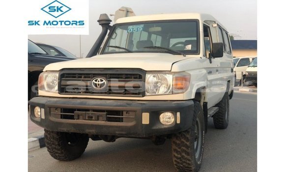 Buy Import Toyota Land Cruiser White Car in Import - Dubai in Akmecet