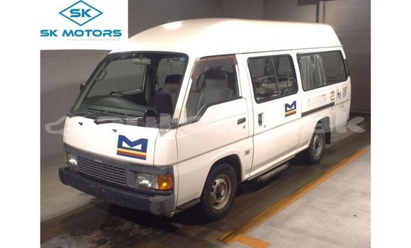 Buy Import Nissan Caravan White Car in Import - Dubai in Akmecet