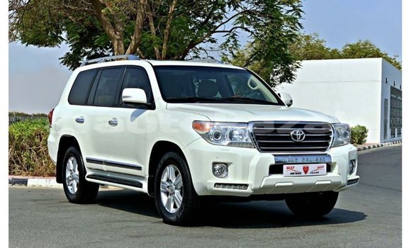Buy Import Toyota Land Cruiser White Car in Import - Dubai in Akmecet