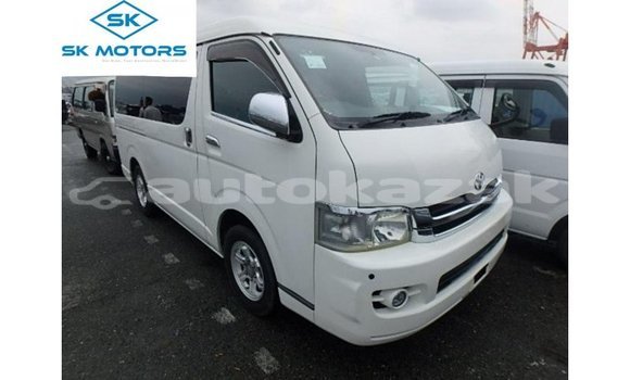 Buy Import Toyota Regius White Car in Import - Dubai in Akmecet