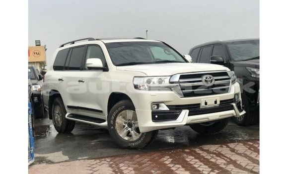 Buy Import Toyota Land Cruiser White Car in Import - Dubai in Akmecet