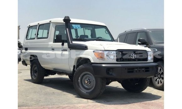 Buy Import Toyota Land Cruiser White Car in Import - Dubai in Akmecet