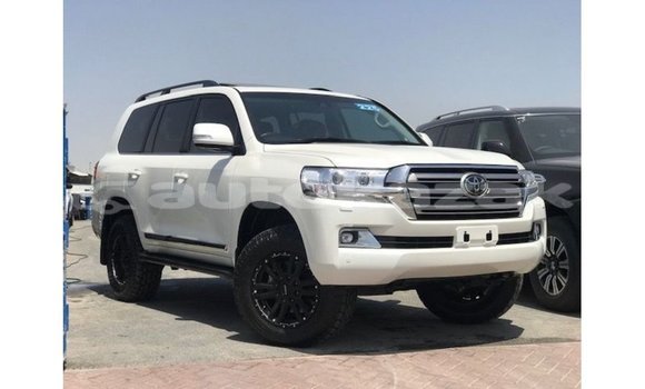 Buy Import Toyota Land Cruiser White Car in Import - Dubai in Akmecet