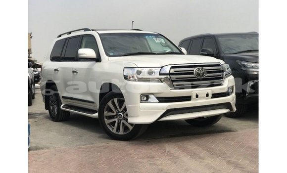 Buy Import Toyota Land Cruiser White Car in Import - Dubai in Akmecet