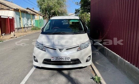 Buy Used Toyota Estima White Car in Almaty in Almati
