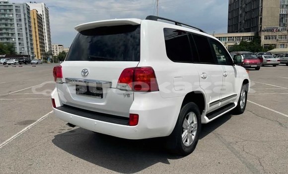Buy Used Toyota Land Cruiser White Car in Almaty in Almati Buy Used Toyota Land Cruiser White Car in Almaty in Almati