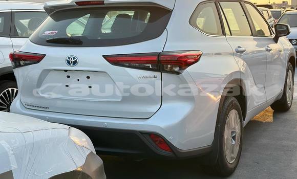 Buy Used Toyota Highlander White Car in Astana in Akmola