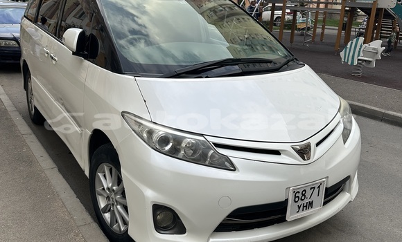 Buy Used Toyota Estima White Car in Almaty in Almati