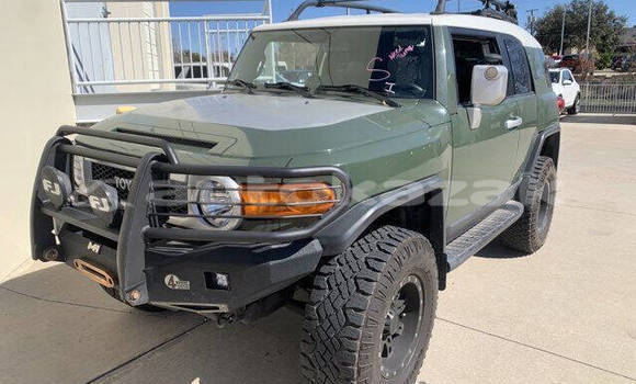 Buy Used Toyota FJ Cruiser Green Car in Astana in Akmola