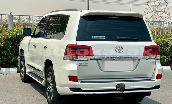 Buy Used Toyota Land Cruiser White Car in Boralday in Almati Buy Used Toyota Land Cruiser White Car in Boralday in Almati