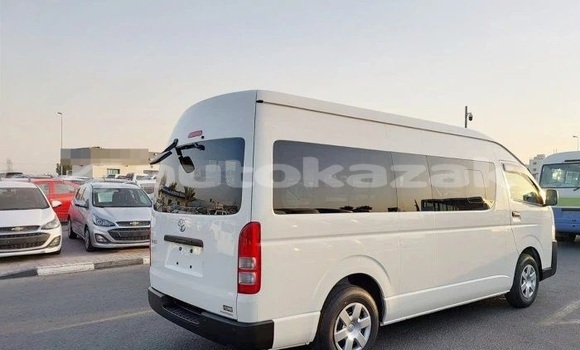 Buy Used Toyota Hiace White Car in Aktau in Karagandi Buy Used Toyota Hiace White Car in Aktau in Karagandi