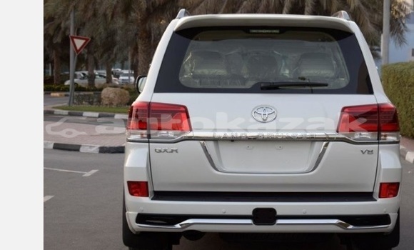 Buy Used Toyota Land Cruiser White Car in Aktau in Karagandi Buy Used Toyota Land Cruiser White Car in Aktau in Karagandi