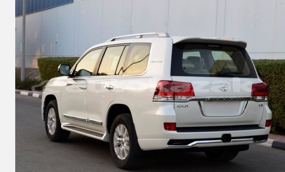 Buy Used Toyota Land Cruiser White Car in Aktau in Karagandi Buy Used Toyota Land Cruiser White Car in Aktau in Karagandi