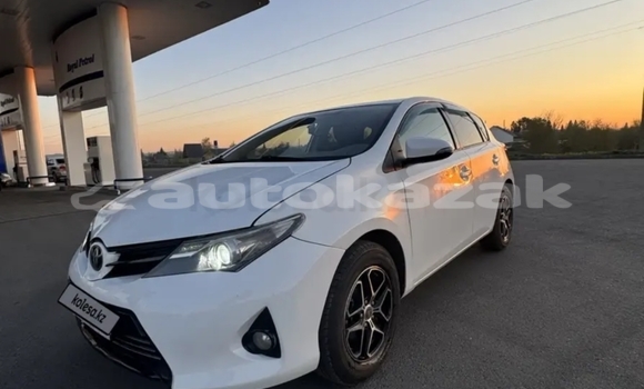 Buy Used Toyota Auris White Car in Abay in Karagandi