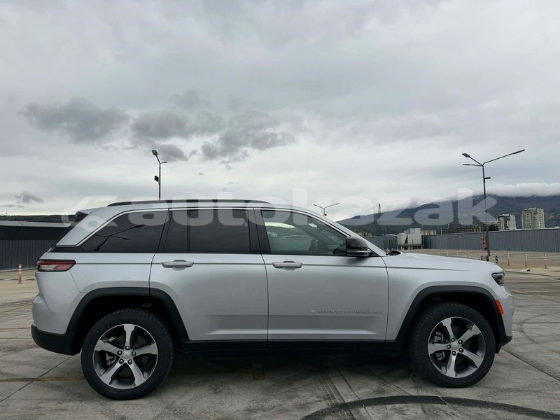 Big with watermark jeep grand cherokee taraz georgiyev 6123
