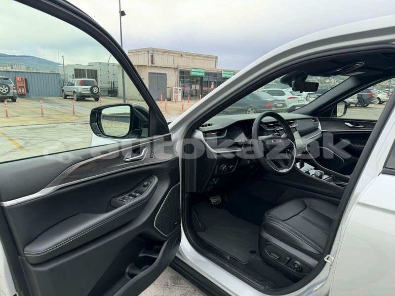 Big with watermark jeep grand cherokee taraz georgiyev 6123