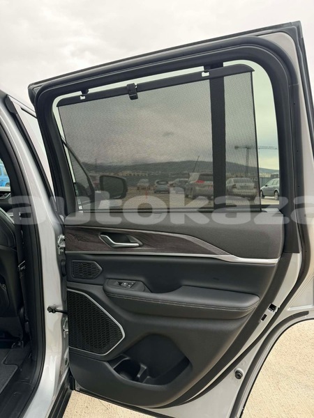 Big with watermark jeep grand cherokee taraz georgiyev 6123