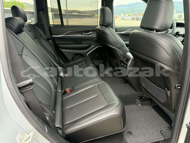 Big with watermark jeep grand cherokee taraz georgiyev 6123