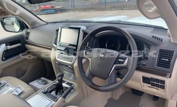 Buy Used Toyota Land Cruiser White Car in Aktau in Karagandi Buy Used Toyota Land Cruiser White Car in Aktau in Karagandi