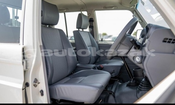 Buy Used Toyota Land Cruiser White Car in Aktau in Karagandi Buy Used Toyota Land Cruiser White Car in Aktau in Karagandi