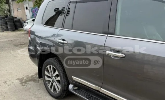Buy Used Toyota Land Cruiser Silver Car in Georgiyev in Taraz Buy Used Toyota Land Cruiser Silver Car in Georgiyev in Taraz