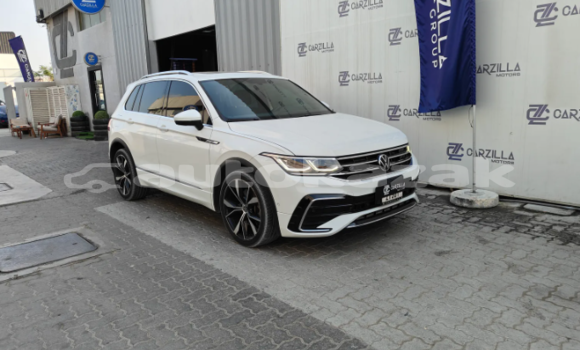 Buy Used Volkswagen Tiguan White Car in Import - Dubai in Akmecet